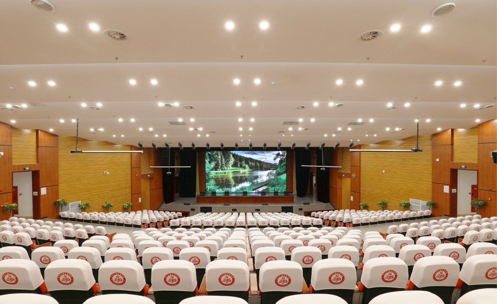 3-1 学术报告厅.jpg